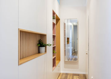 מה קורה כשדופלקס משפחתית וקומפקטית של כ 90 מ"ר בשכונה בצפון ת"א כבר לא מתאימה לקצב החיים של דייריה? הופכים אותה על פיה – תרתי משמע!
 

היא מאוהבת בנוף הפתוח לפארק, בציוץ הציפורים שנשמע מכל חלון ובתחושת הרוגע העוטפת את הבית. אבל כשהמשפחה גדלה, נדרש שינוי מהותי בתכנון.

תכנון ועיצוב פנים מעין רהב