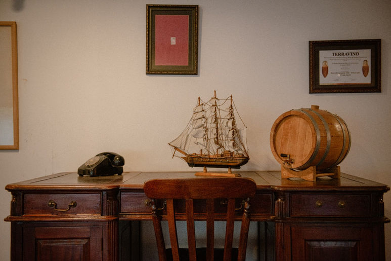 ספינת מודל עץ, חבית עץ, שולחן עתיק