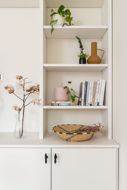 בית פרטי בחבל לכיש, תכנון ועיצוב פנים מעין רהב.
זוג צעיר מלא שיק וסטייל רכשו בית באשקלון, חבל לכיש.
בית בבניה קלה בשכונה מקסימה השתנה מקצה לקצה.
הגדלנו את החלל הציבורי בכך שביטלנו חדר שינה ובכך הרווחנו סלון מפנק בגודלו בו לבני הזוג ולבתם (ואפילו לאפי הכלבה) יש מרחב מחייה מהנה ומספק.
ריהטנו בהתאמה לסגנון הבוהו העדין שלהם עם נגיעות אקלקטיות של צבע, ובחומרים טבעיים ורכים.