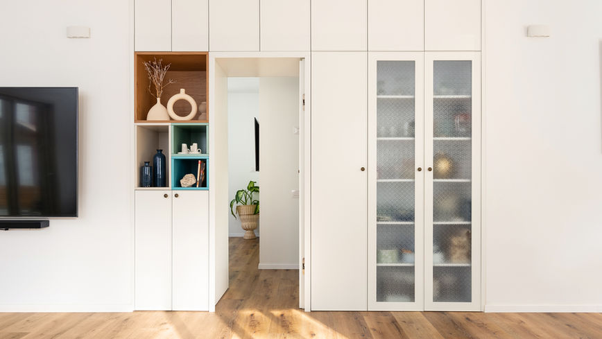 היא בנתה את ביתה במשק המשפחתי של הוריה בתחילת שנות העשרים לחייה.
מאז, היא שירתה בצבא, למדה, התחתנה, וילדה שני ילדים שכעת בגילאי העשרה לחייהם.
ארבע הנפשות חולקות חדר רחצה אחד, המטבח והחלל הציבורי מיושנים ומראים את אותותיהם.
רצפת הבית כבר נשברה במספר מקומות, והתגלה עובש רב בקירות הבית.
מסדרון ארוך וצר, עם הנמכת מיזוג אוויר חוצה את הבית. הוא קישר בין חדרי השינה השונים וממנו היתה יציאה לחדר הרחצה המשותף גם כן.
תכנון ועיצוב פנים - מעין רהב