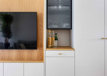 אין דבר מרגש יותר מלראות דירה שלא רק שופצה, אלא נבנתה מחדש תוך כדי מציאות משתנה. בדירה ברחוב נגבה הצליחו לא רק לייצר מרחב יפהפה, אלא גם לחזק את תחושת השייכות, הביטחון והנוחות של בני הבית. ממ"ד שהוא עוגן, מרפסת שהיא ריאות, נגרות שמייצרת שקט, ומטבח שמפגיש את כולם כל בוקר מחדש.
הבית הזה הוא עדות חיה לכך שעיצוב פנים הוא לא רק אסתטיקה – הוא גם פתרון, משען, ותקווה. תכנון ועיצוב פנים מעין רהב, צלמת אורית ארנון