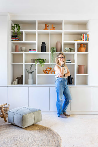 
זהו פרויקט שיפוץ מורכב של בית פרטי בשכונה מבוקשת בהוד-השרון.
זוג פלוס שלושה ילדים קטנים רכשו בית לחיים בין שלושה מפלסים לשיפוץ. הבית לא מתאים לתמהיל המשפחתי שלהם, ולכן נדרשת התאמה. התהליך כלל היתרי בנייה ושיתוף פעולה עם אדריכל בשל ניכוס שטחו של פטיו הבית לכל גובה שלושת המפלסים. מהלך זה אפשר לנו ליצור חללים פונקציונליים חדשים: פינת אוכל בקומת הכניסה, חדר כביסה בקומת המגורים ומרפסת בקומת הגג.

תכנון ועיצוב פנים - מעין רהב