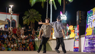 Tikro ryšio paieškos nuotolinio pasaulio fone: šokio dueto kelionė Meksikoje