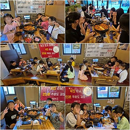 지역 사회와의 연계를 통해 아이들이 ‘두총각 닭갈비’에서 특별한 식사를 즐기는 시간을 가졌습니다. 치즈, 각종 채소, 떡, 그리고 닭갈비가 조화를 이루어 건강하고 맛있는 식사를 제공하였으며, 아이들은 다양한 재료들이 어우러진 음식을 즐기며 만족스러운 시간을 보냈습니다. 이번 식사 경험을 통해 아이들이 건강한 식습관을 기르고, 지역 사회의 따뜻한 지원도 함께 느낄 수 있었습니다.