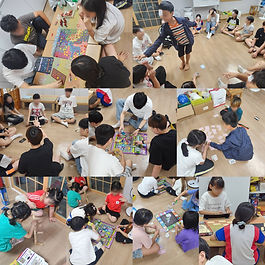 카드게임, 젠가, 단체게임 등 다양한 보드게임들을 진행하였습니다. 즐거운 표정으로 게임을 즐기는 아이들입니다.
보드게임을 통해 즐거움뿐만아니라 집중력도 높아지고,
승패를 경험하며 감정조절 능력도 향상시킬 수 있습니다.