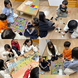 좋아하는 보드게임을 꺼내들고 자유롭게 놀이하는 아이들의 모습을 볼 수 있습니다. 팀끼리 하나가 되어 단합력을 보여주기도 하고, 상대방의 연령과 수준에 맞춰 양보하는 등 매너있는 모습을 보여주기도 합니다.