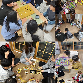 룰렛, 바둑, 카드게임, 마피아게임, 일심동체게임 등 다양한 단체게임을 진행하며 아이들의 웃음이 끊이지 않고 있습니다. 팀전으로 승부욕도 자극하고, 팀끼리 파이팅! 응원도 하며 열기를 올렸습니다.