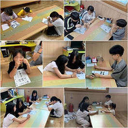 아동개별 수준에 맞게 영어학습을 진행하고 있습니다. 영어 단어의 뜻과 발음에 대해 배운 후
영어 문장을 함께 읽는 방법을 알아가고, 테스트를 통해 아동들의 실력을 점검하기도 합니다.