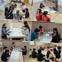 아동개별 수준에 맞게 영어학습을 진행하고 있습니다. 영어 선생님께서 아동들이 영어를 낯설게 느끼지 않도록 영어 단어의 뜻과 발음뿐만 아니라 일상 대화 및 다양한 게임을 통해 즐겁게 학습할 수 있도록 돕고 있습니다.