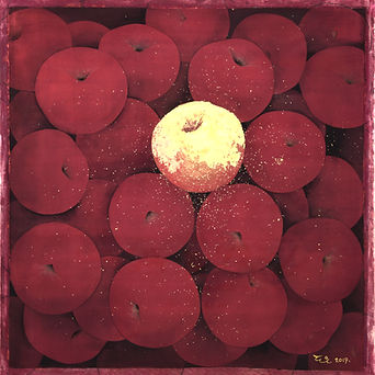 Moonlight Apple   Mineral pigments, stone pigments, gold leaf, on silk – 42× 42 cm – 2019