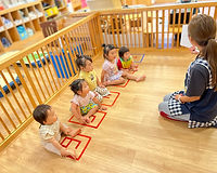 絵本の読み聞かせの様子