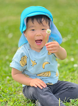 タンポポを持った男の子