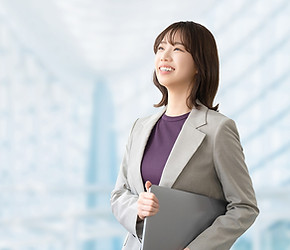 空を見上げるOL