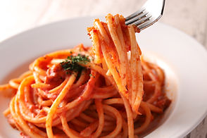 トマトパスタをフォークで持ち上げる様子