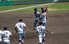 喜ぶ野球球児