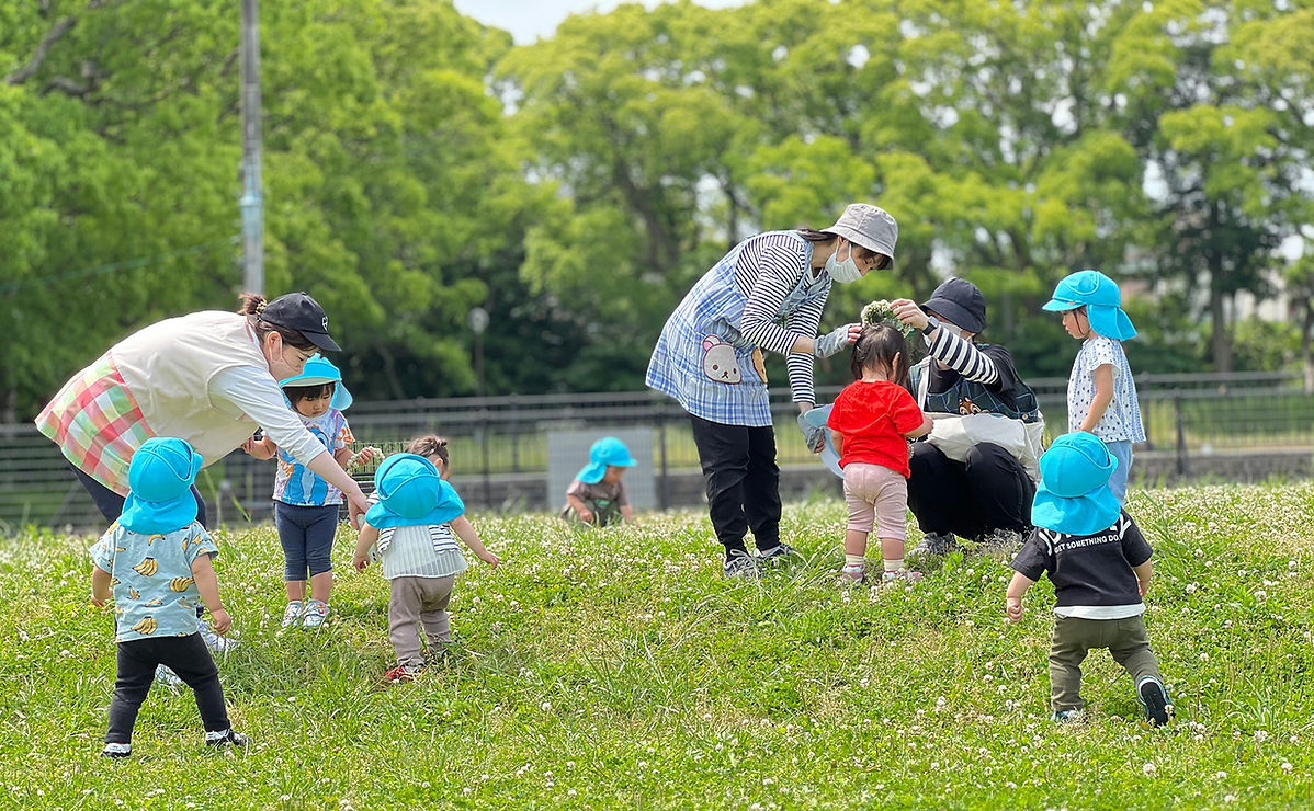 野原で遊ぶ園児たち