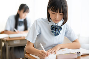 勉強する中学生