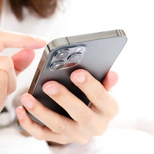 携帯で連絡する女性