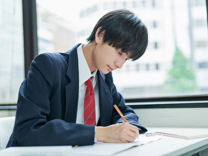 勉強している男子学生