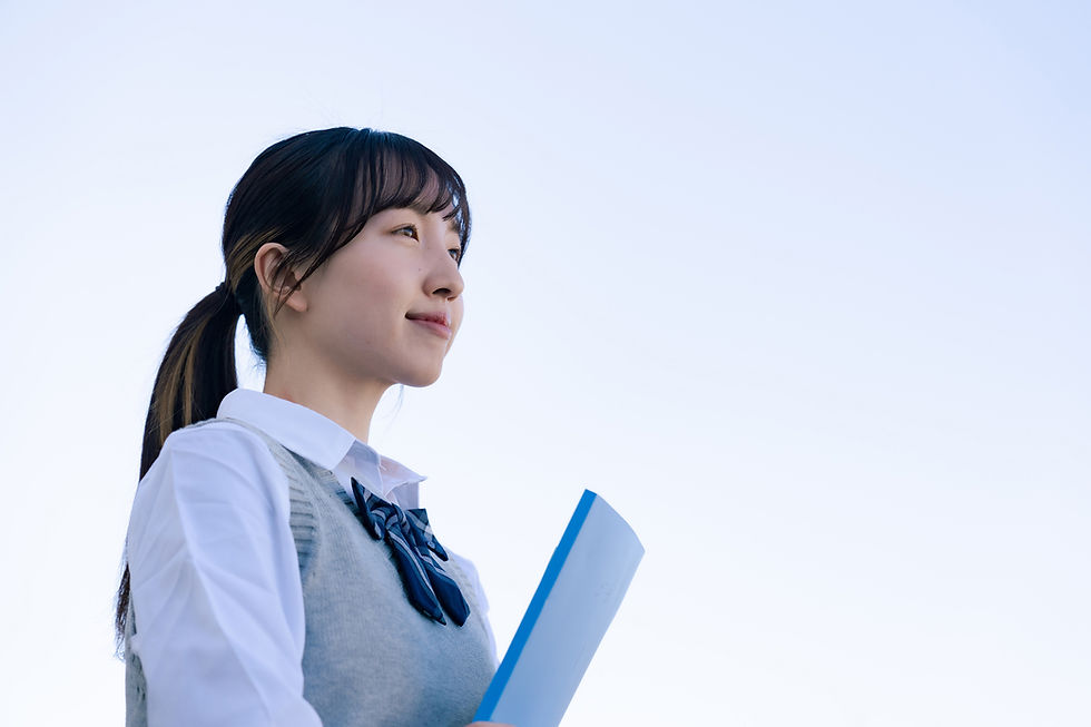 ノートを抱える女子学生