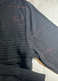 ニットリフォーム（脇下ほつれ）前