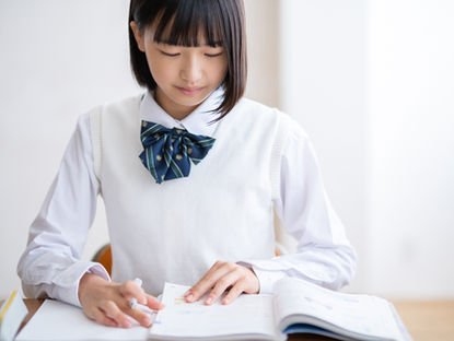 勉強している女子学生