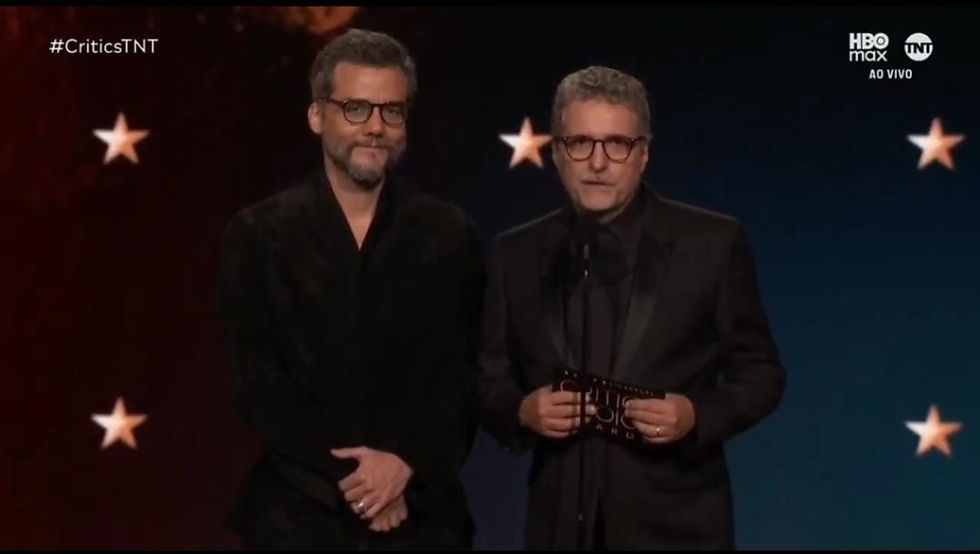 O ator Wagner Moura e o diretor Kleber Mendonça Filho foram escalados para o anúncio de Melhor Filme do  Critics Choice Awards 2026 | Créditos: Reprodução  da premiação