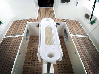 Navegando, el catamaran de alquiler lagoon 38 tiene un bello diseño de lineas curvas. es ideal para alquilar sin patrón con tu titulo.