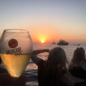 la bella linea lateral del Bahia 46, un catamarán de alquiler deal para excursiones y fiestas en ibiza. Uno de los mejores barcos para alquilar con patrón si no teneis licencia