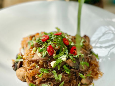 אני משוגעת על מנות שמקפיצים על מחבת ומוסיפים להן כל ירק שמתחשק. הוספתי למנה אטריות זכוכית נטולות גלוטן במרקם חלק וכיפי שיודעות לספוג לתוכן כל רוטב שאשדך להן. מכינים את האושר הזה בכמה דקות ומתענגים על כל ביס.