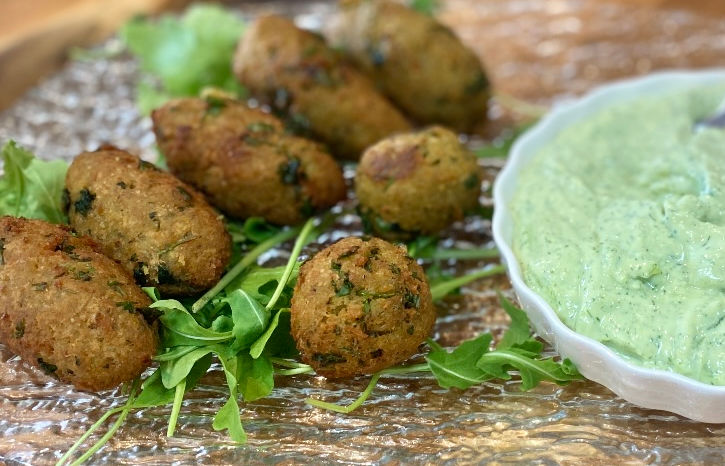 קציצות אפונה טבעוניות לצד יוגורט ציזיקי טבעוני סדנאות בישול בריא בתל אביב סדנה טבעונית ברי