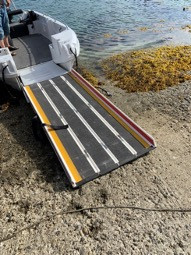 Rampe inn på land slik at man kan komme ombord med elektrisk rullestol