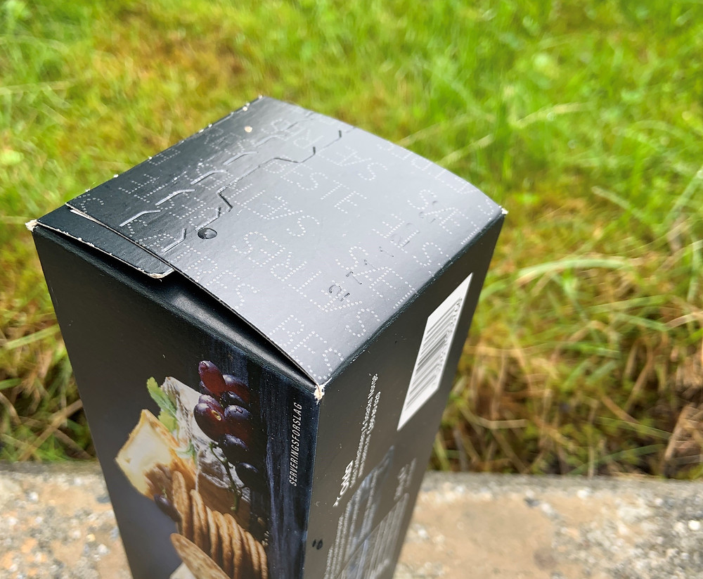 kjekspakke med uleselig tekst