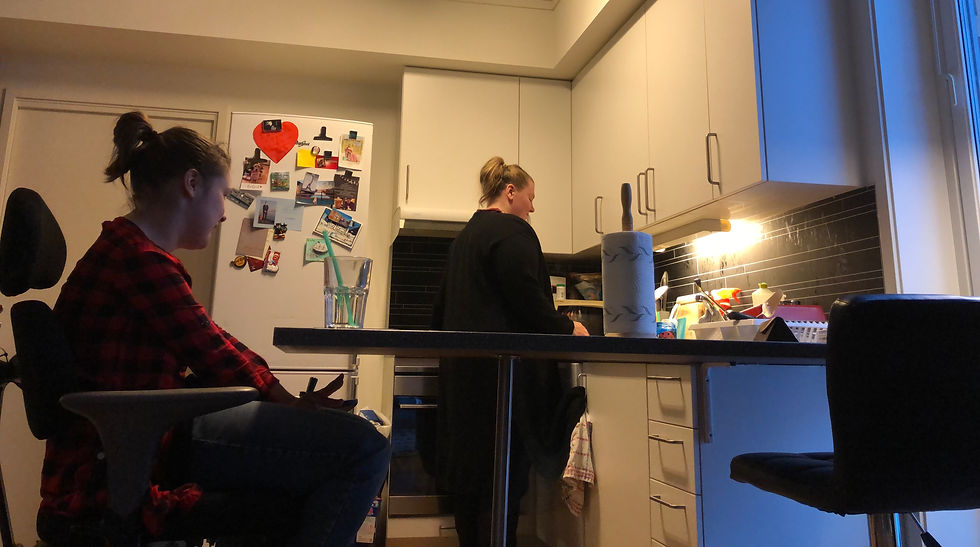 Sofie hjemme på kjøkkenet sammen med assistent