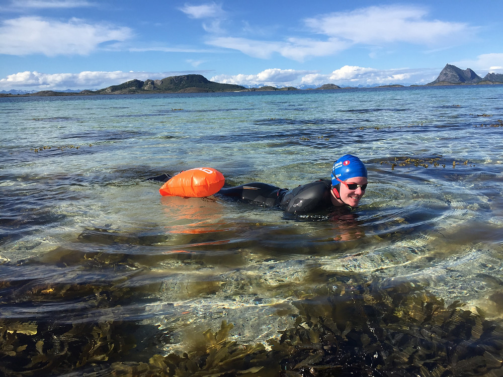 Ingrid svømmer i havet
