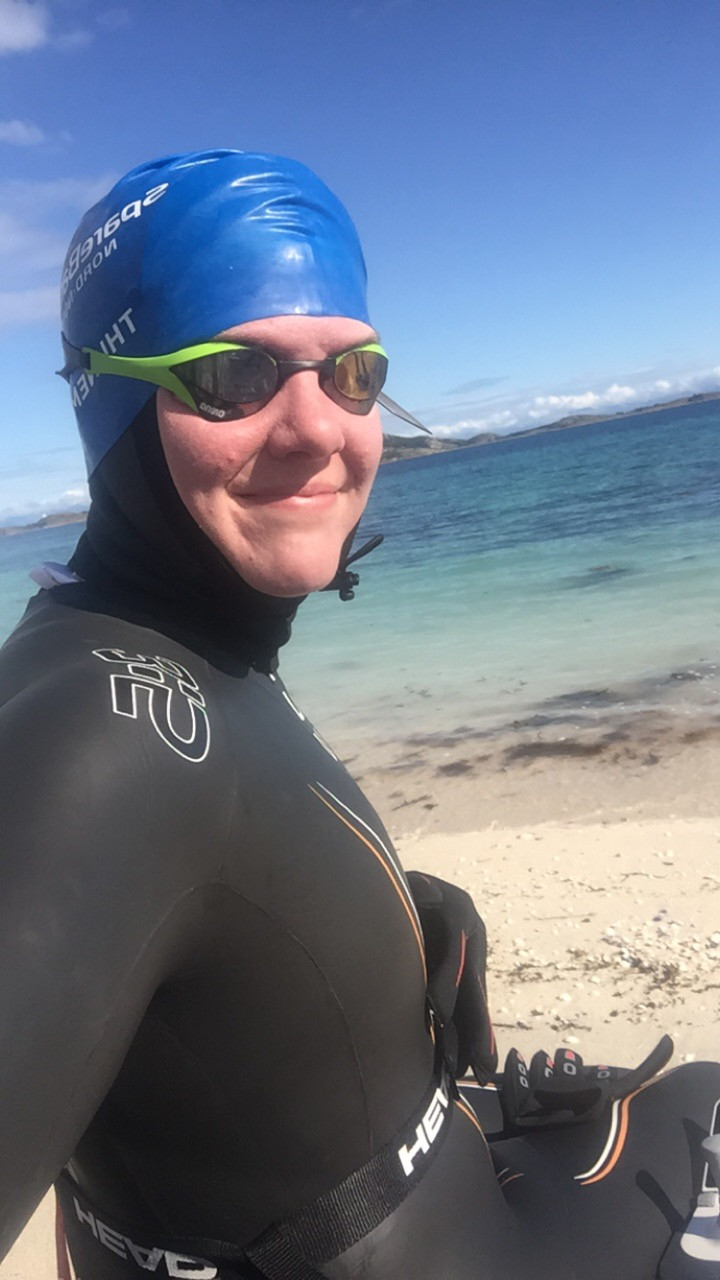 Ingrid i våtdrakt ved sjøen