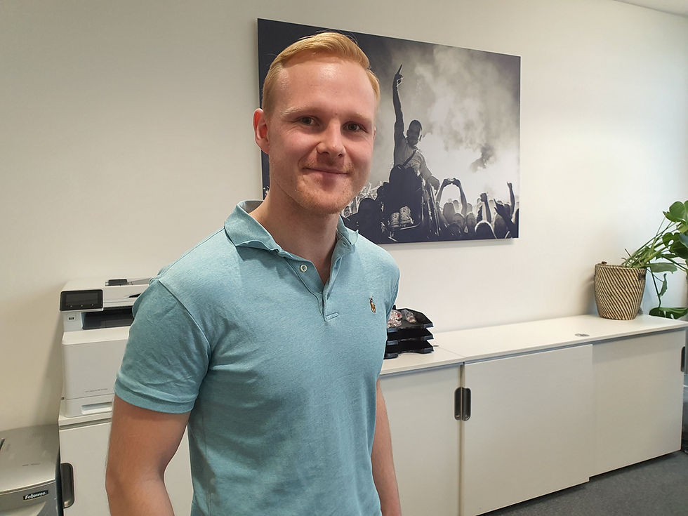 BPA-Assistent Morten på kontoret