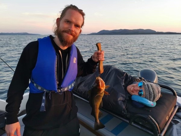 Torstein med assistent på fisketur i båt