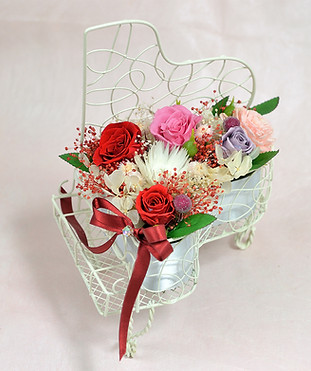 ホワイトピアノのフラワーアレンジ