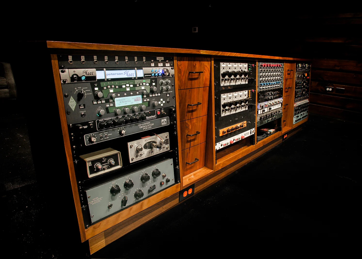 Studio B_Control Room_Credenza_01 1600