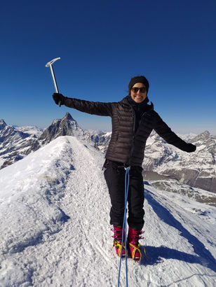 Chloé am Bergsteigen auf dem