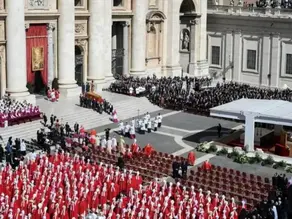 Papa'nın cenazesini Vatikan ve Roma'da 400 bin kişi uğurladı: Törende kimler buluştu?