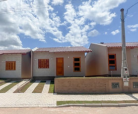 Três casas não geminadas em Araricá.