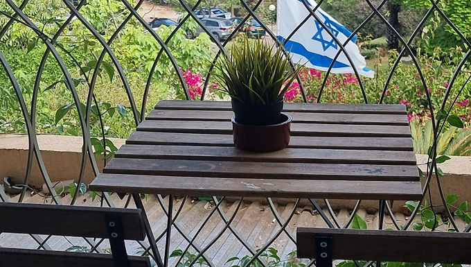 דירת נופש בקיסריה. קרובה לים. בעלת סלון, מרפסת, 2 חדרי שינה, מטבח מאובזר, מכונת אספרסו. מתאימה עד 6 איש
.דירת הנופש מגיעה עם מצעים ומגבות
