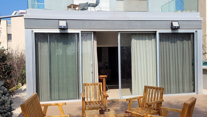 הקוטג' ממוקם באזור יפייפה, כ-200 מטר מהים. 3 חדרי שינה זוגיים, מתאים עד 6 איש. חצר מקסימה ממנה אפשר ללכת ברגל לים.  
.מצעים, מגבות, מטבח מאובזר