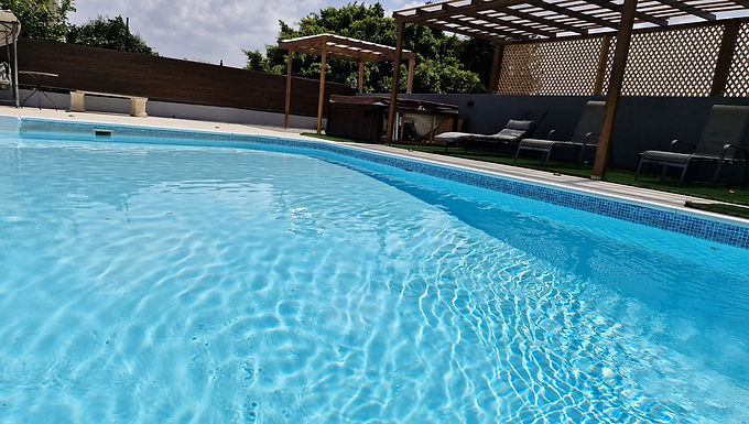 וילה בעלת 
סוויטת הורים 
ארבעה חדרי שינה 
שלוש מקלחות 
ארבעה שירותים 
חצר גדולה ומפנקת עם בריכה , פינות ישיבה ומטבח חיצוני 
סלון גדול ומטבח מאובזר 
יכולה להכיל עד 16 אנשים.