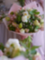 Tulipány v kyticích s narcisy a větévkami, to je prostě jaro!