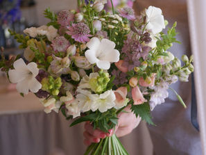 Svatební kytice s lučním kvítím