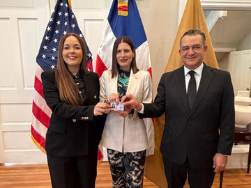 JCE entrega primera nueva cédula en el exterior a embajadora de RD ante EE. UU.