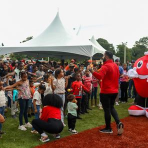Julio Rodríguez y Manzanas Washington se unen para impulsar el consumo saludable en comunidades dominicanas